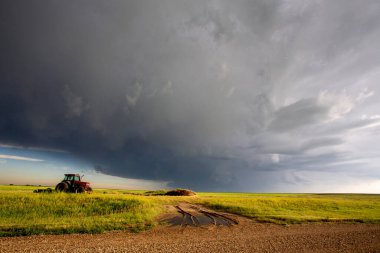 Uğursuz Fırtına Kırsal Yaz Sahnesi 'ni Bulutlandırıyor