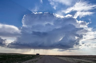 Uğursuz Fırtına Kırsal Yaz Sahnesi 'ni Bulutlandırıyor
