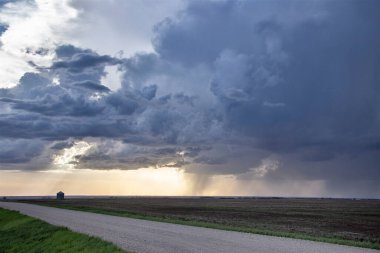 Uğursuz Fırtına Kırsal Yaz Sahnesi 'ni Bulutlandırıyor