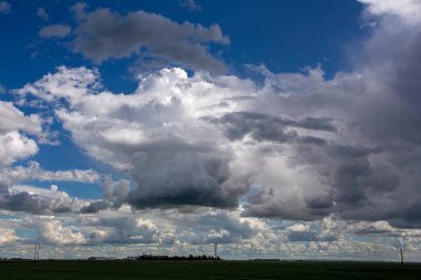 Uğursuz Fırtına Kırsal Yaz Sahnesi 'ni Bulutlandırıyor