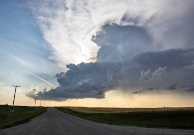 Uğursuz Fırtına Kırsal Yaz Sahnesi 'ni Bulutlandırıyor