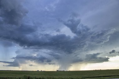 Uğursuz Fırtına Kırsal Yaz Sahnesi 'ni Bulutlandırıyor