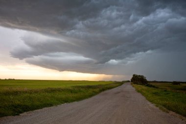 Uğursuz Fırtına Kırsal Yaz Sahnesi 'ni Bulutlandırıyor