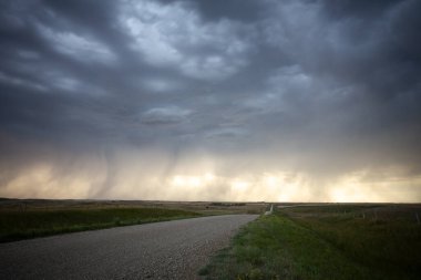 Uğursuz Fırtına Kırsal Yaz Sahnesi 'ni Bulutlandırıyor