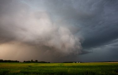 Uğursuz Fırtına Kırsal Yaz Sahnesi 'ni Bulutlandırıyor