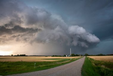 Uğursuz Fırtına Kırsal Yaz Sahnesi 'ni Bulutlandırıyor