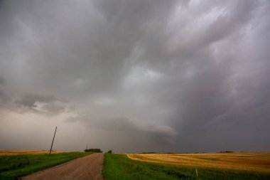 Uğursuz Fırtına Kırsal Yaz Sahnesi 'ni Bulutlandırıyor