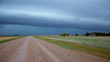 Uğursuz Fırtına Kırsal Yaz Sahnesi 'ni Bulutlandırıyor