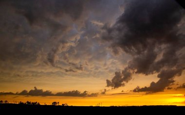 Uğursuz Fırtına Çayırı Bulutları Kırsal Susnet Yazı