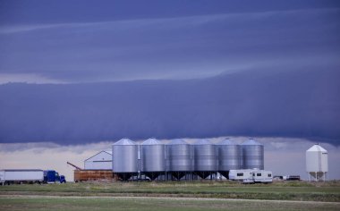 Uğursuz Fırtına Kırsal Yaz Sahnesi 'ni Bulutlandırıyor