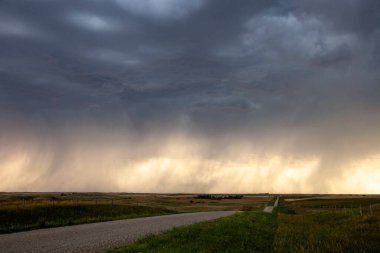 Uğursuz Fırtına Kırsal Yaz Sahnesi 'ni Bulutlandırıyor