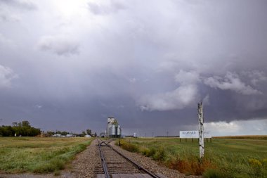 Uğursuz Fırtına Kırsal Yaz Sahnesi 'ni Bulutlandırıyor