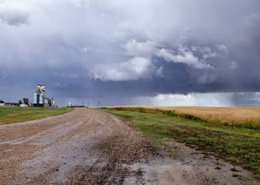 Uğursuz Fırtına Kırsal Yaz Sahnesi 'ni Bulutlandırıyor