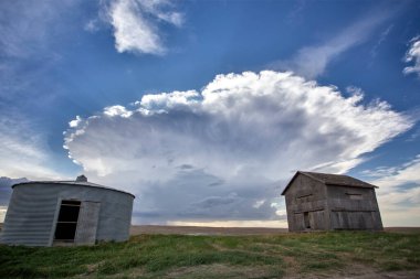 Uğursuz Fırtına Kırsal Yaz Sahnesi 'ni Bulutlandırıyor