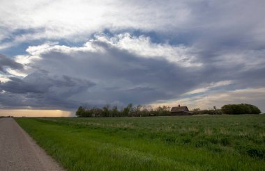 Uğursuz Fırtına Kırsal Yaz Sahnesi 'ni Bulutlandırıyor