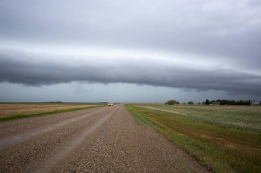 Uğursuz Fırtına Kırsal Yaz Sahnesi 'ni Bulutlandırıyor