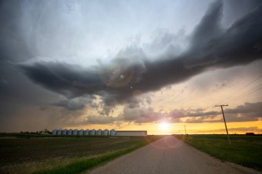 Uğursuz Fırtına Kırsal Yaz Sahnesi 'ni Bulutlandırıyor