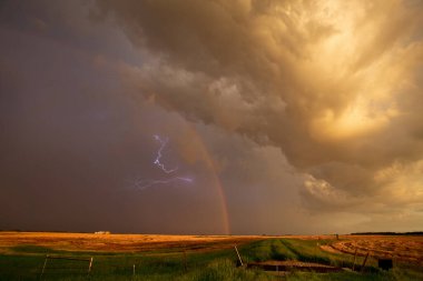 Uğursuz Fırtına Bozkır Bulutları Yazın Kırsal Kuşak Gökkuşağı