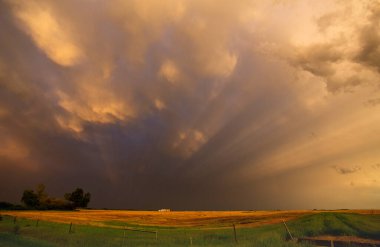 Uğursuz Fırtına Bozkır Bulutları Yazın Kırsal Kuşak Gökkuşağı