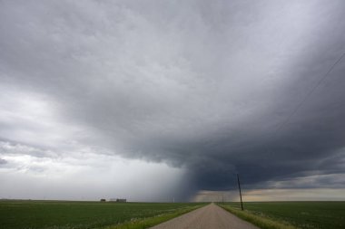 Uğursuz Fırtına Kırsal Yaz Sahnesi 'ni Bulutlandırıyor