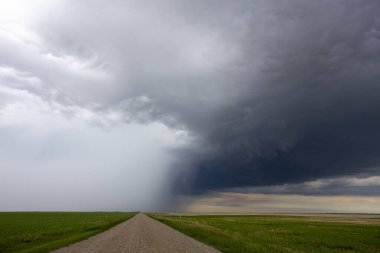 Uğursuz Fırtına Kırsal Yaz Sahnesi 'ni Bulutlandırıyor
