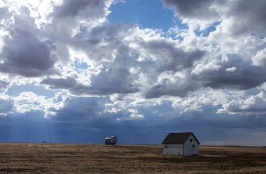 Uğursuz Fırtına Kırsal Yaz Sahnesi 'ni Bulutlandırıyor