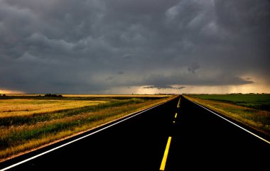 Uğursuz Fırtına Kırsal Yaz Sahnesi 'ni Bulutlandırıyor