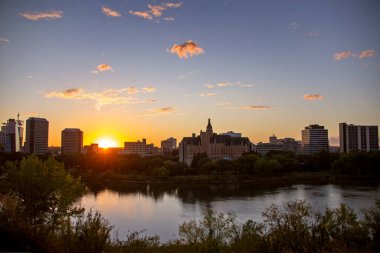 Şehir merkezinde gün batımı Saskatoon güneşi şehrin üzerinde batıyor