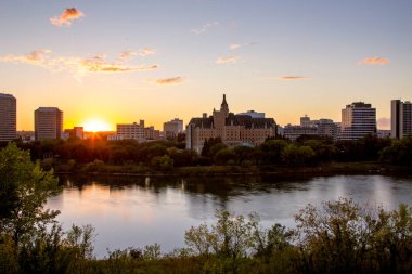 Şehir merkezinde gün batımı Saskatoon güneşi şehrin üzerinde batıyor