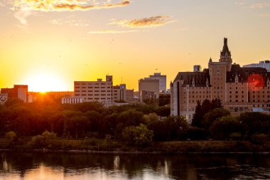 Şehir merkezinde gün batımı Saskatoon güneşi şehrin üzerinde batıyor