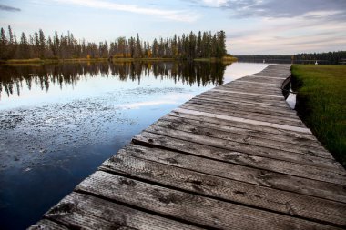 Saskatchewan 'da Gündoğumu Kuzey Gölü Kanada manzarası
