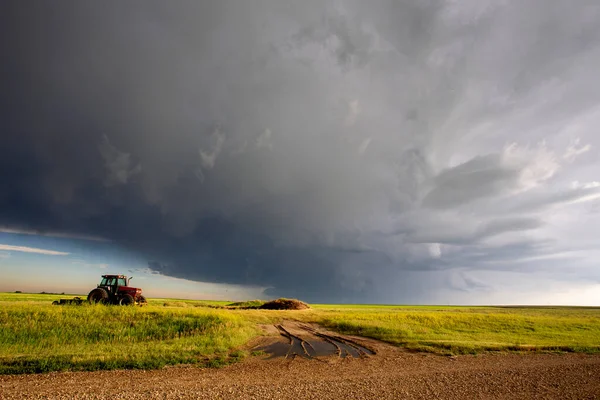 Uğursuz Fırtına Kırsal Yaz Sahnesi 'ni Bulutlandırıyor