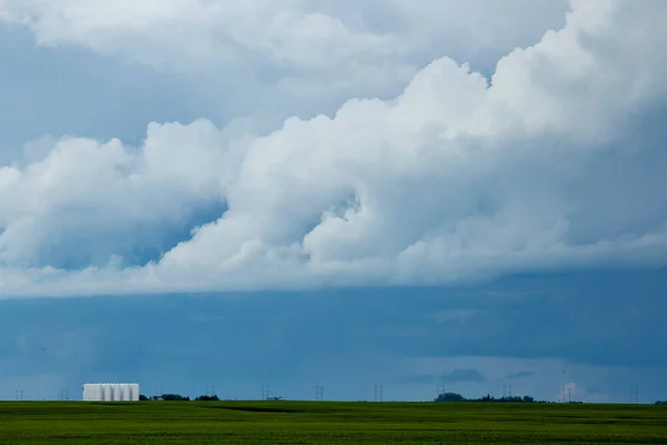 Ominous Storm Clouds Préri Nyári Vidéki Jelenet — Stock Fotó