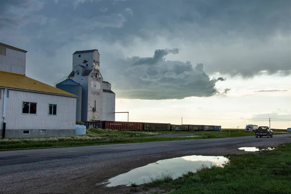 Ominous Storm Clouds Préri Nyári Gabona Lift — Stock Fotó