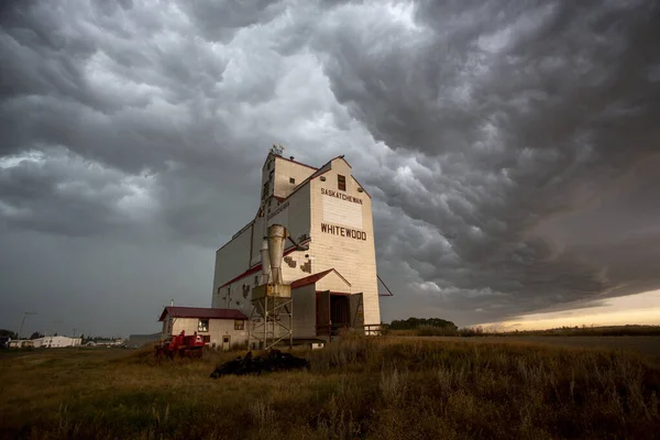 Зловещие Грозовые Облака Прерийский Летний Зерновой Лифт — стоковое фото