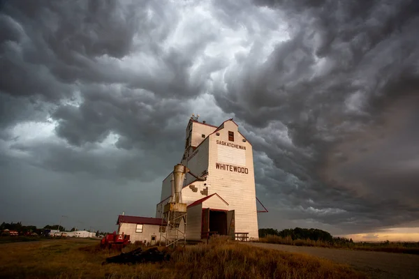 Ominous Tempestade Nuvens Pradaria Verão Grão Elevador — Fotografia de Stock