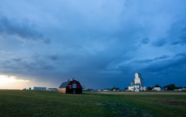 Złowroga Burza Chmury Prairie Summer Grain Winda — Zdjęcie stockowe