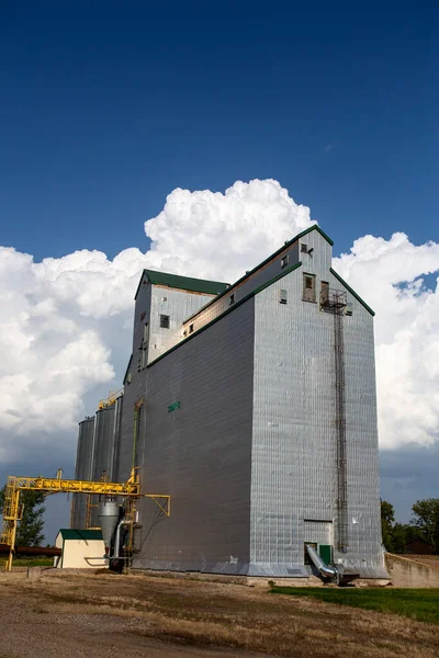 Unheilvolle Gewitterwolken Prärie Sommer Getreideaufzug — Stockfoto