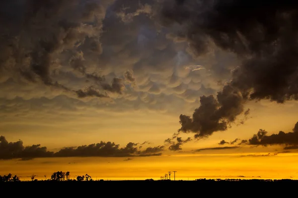 Ominante Tormenta Nubes Pradera Verano Rural Susnet — Foto de Stock