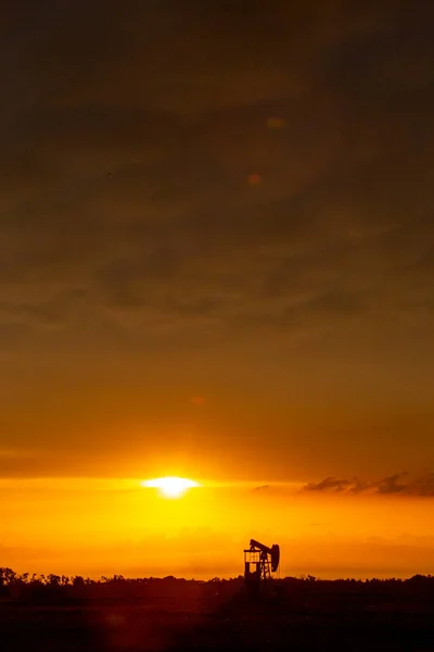 Zminous Storm Clouds Prairie Summer Pump Jack — стоковое фото