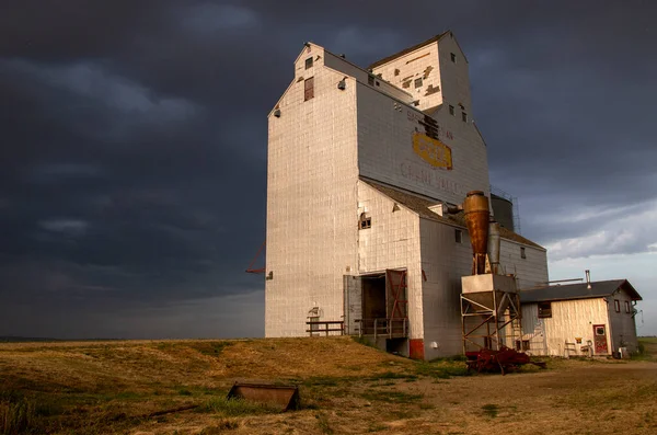 Δυσοίωνη Καταιγίδα Σύννεφα Prairie Summer Grain Ασανσέρ — Φωτογραφία Αρχείου