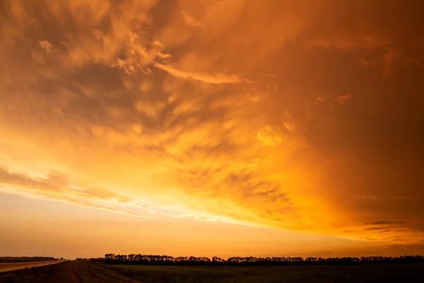 Ominante Tormenta Nubes Pradera Verano Rural Susnet — Foto de Stock