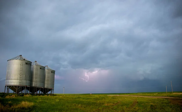 Tempestade Ominous Nuvens Pradaria Verão Relâmpago Canadá — Fotografia de Stock