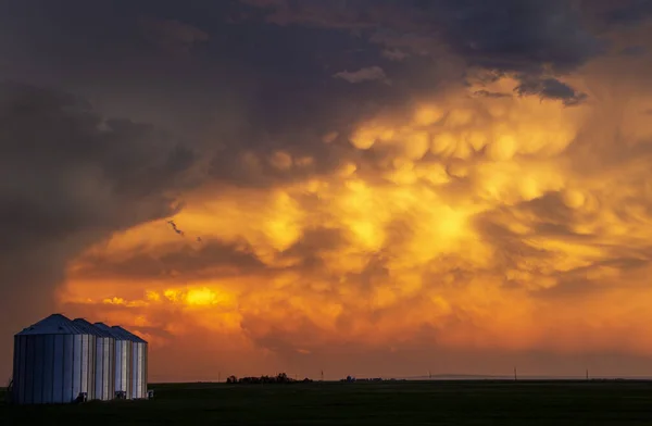 Ominous Storm Wolken Prairie Summer Rural Susnet — Stockfoto