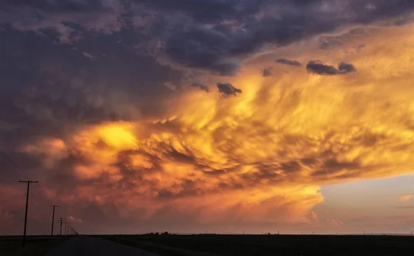 Ominante Tormenta Nubes Pradera Verano Rural Susnet — Foto de Stock