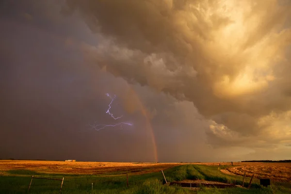 Ominante Tormenta Nubes Pradera Verano Rural Susnet Rainbow —  Fotos de Stock