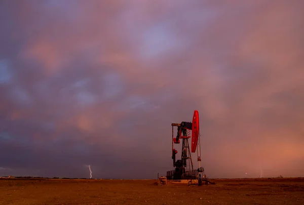 Zminous Storm Clouds Prairie Summer Pump Jack — стоковое фото