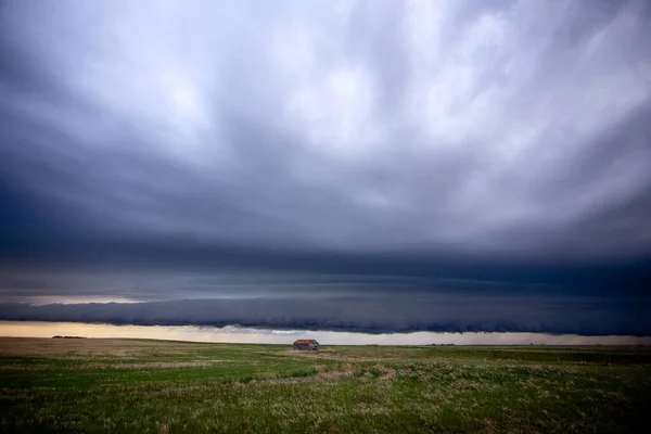 Ominous Nuvole Tempesta Prateria Estate Scaffale Nube — Foto Stock
