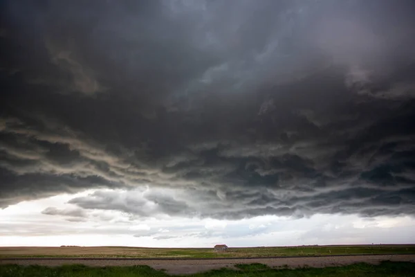 Ominosa Tempesta Nuvole Prateria Estate Rurale Scena — Foto Stock