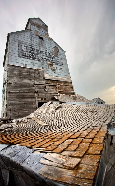 Ominous Storm Clouds Prairie Summer Grain Elevator —  Fotos de Stock